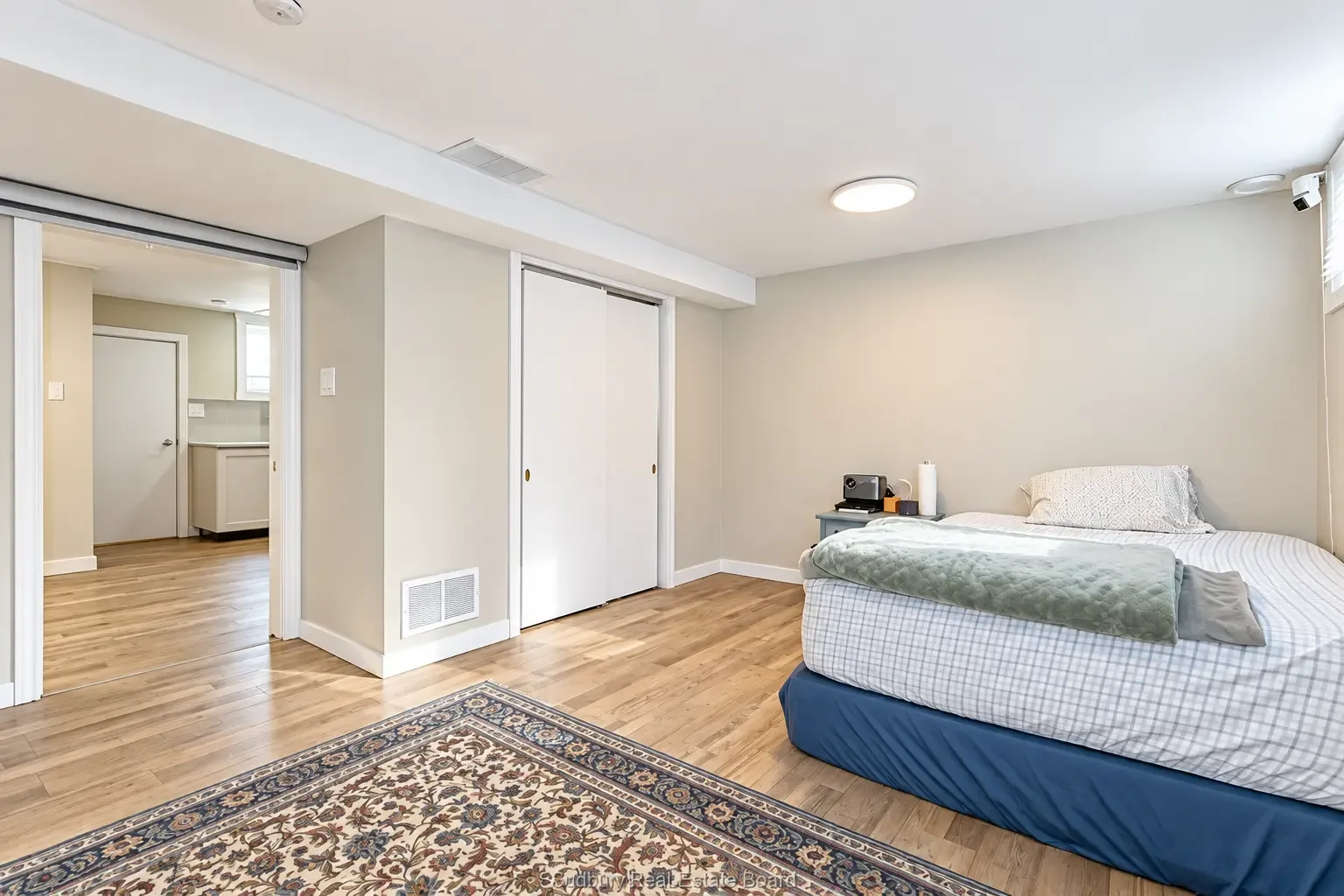 Lower apartment: bedroom with sliding closet